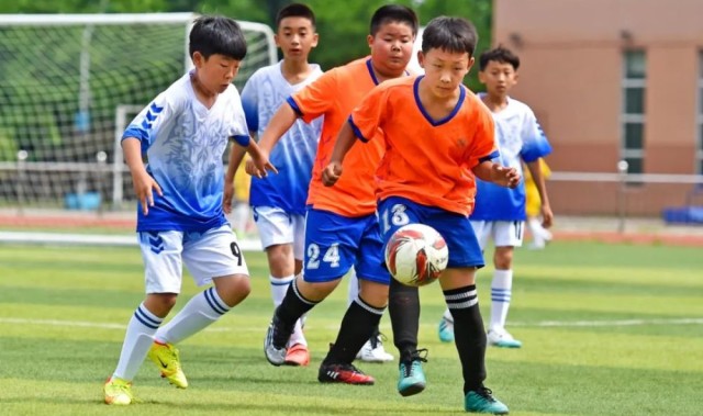 门兴格拉德巴赫默契配合,团队足球彰显德甲魅力