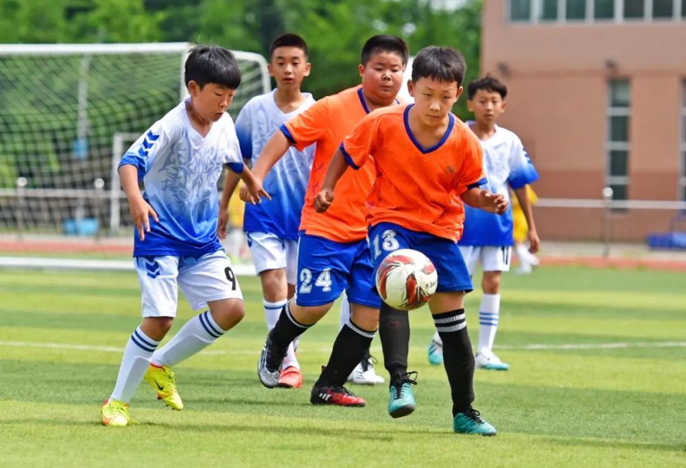  门兴格拉德巴赫默契配合，团队足球彰显德甲魅力  